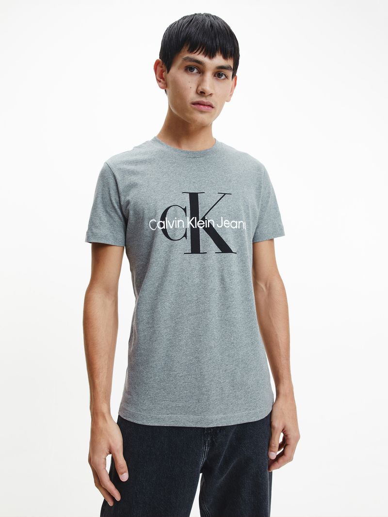 T-shirt-slim-y-diseño-de-monograma