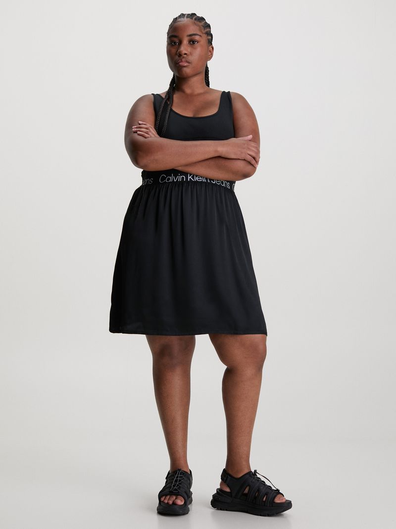Vestido-corto-con-recorte-y-logo-Tape