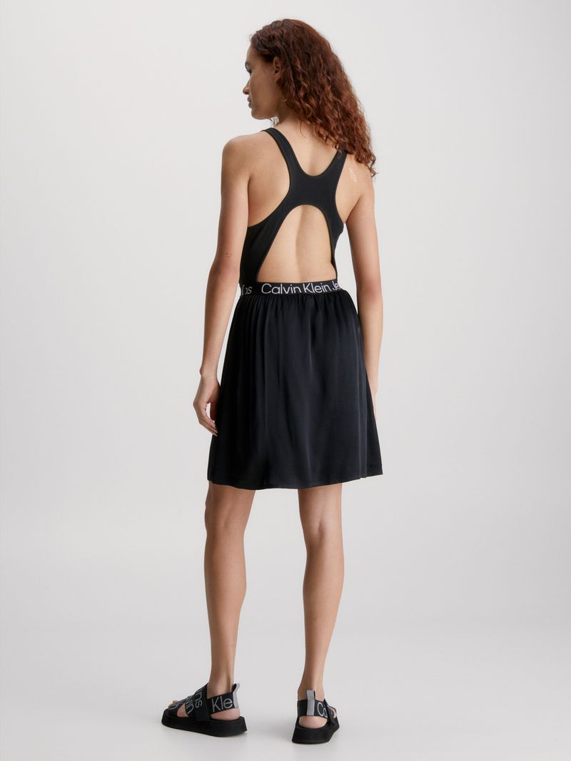 Vestido-corto-con-recorte-y-logo-Tape