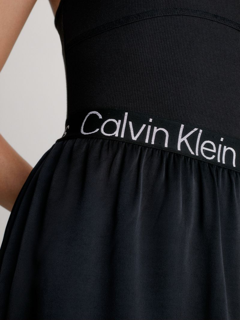 Vestido-corto-con-recorte-y-logo-Tape