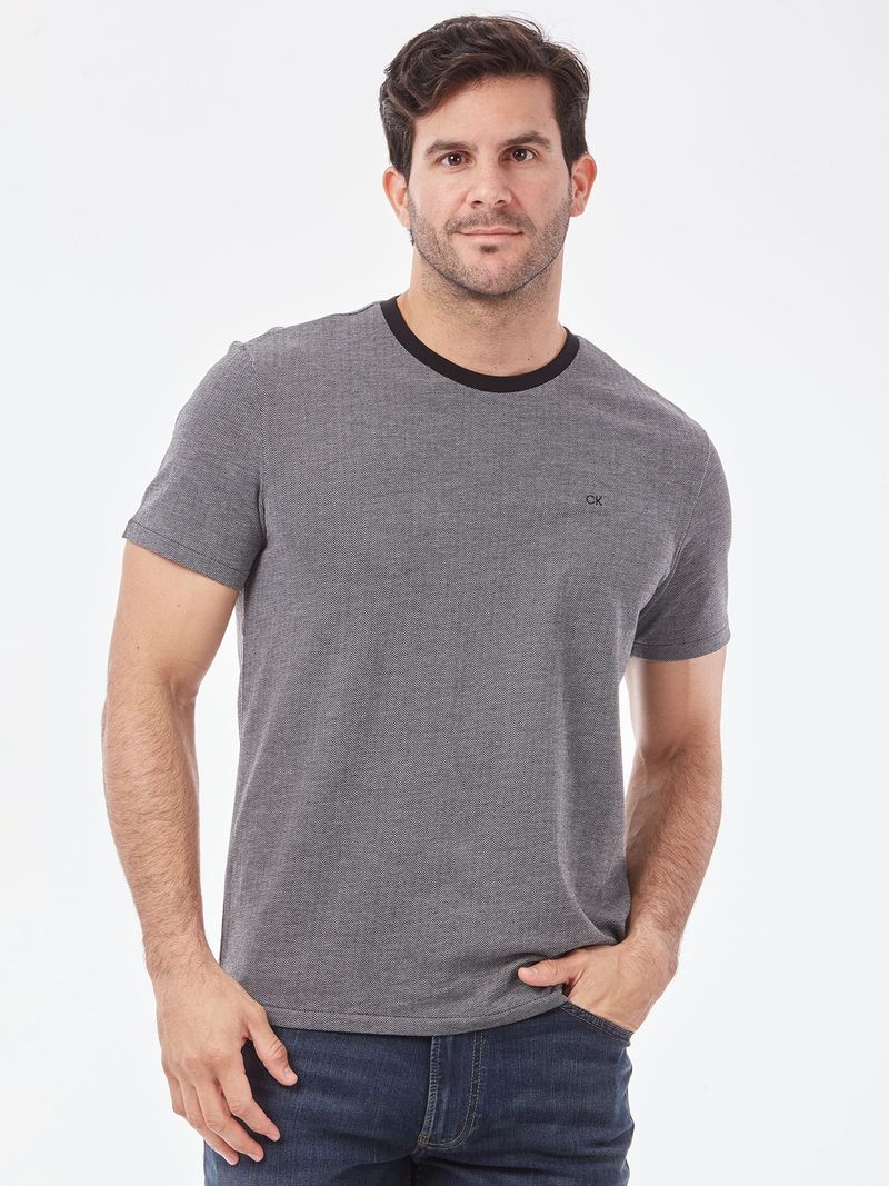 T-shirt-con-detalle-en-contraste
