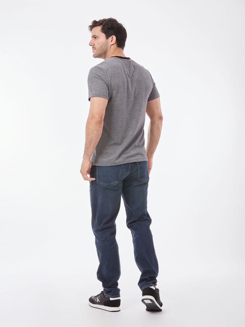 T-shirt-con-detalle-en-contraste