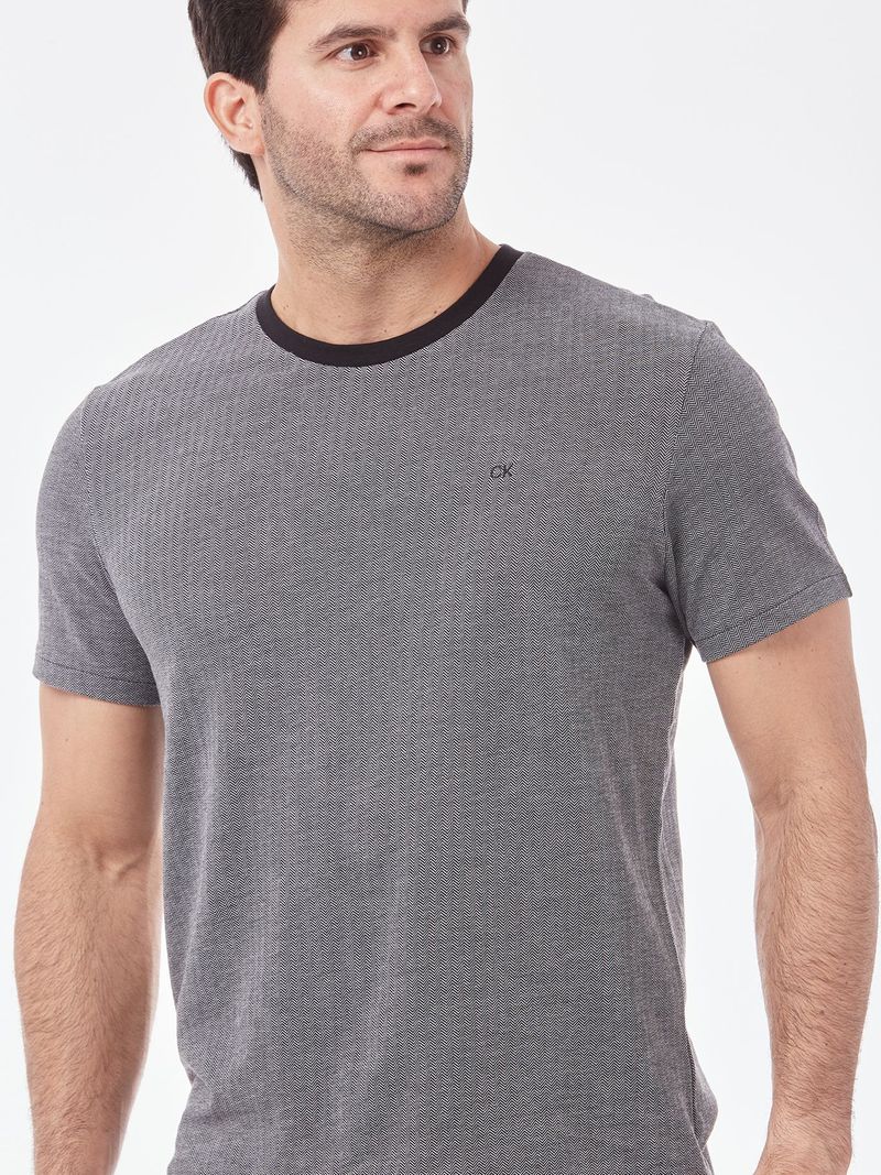 T-shirt-con-detalle-en-contraste