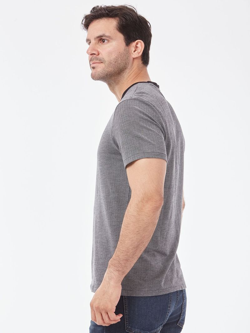 T-shirt-con-detalle-en-contraste