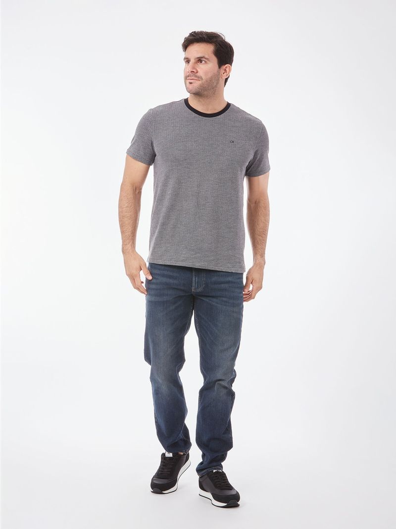 T-shirt-con-detalle-en-contraste