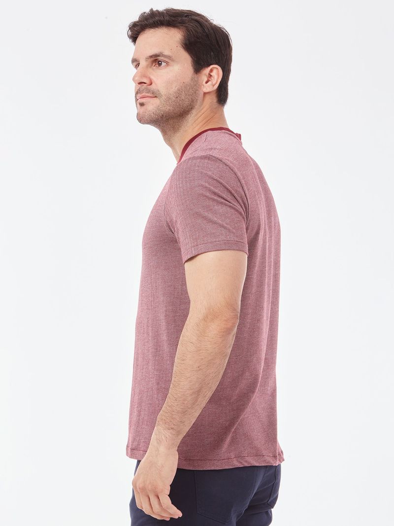 T-shirt-con-detalle-en-contraste