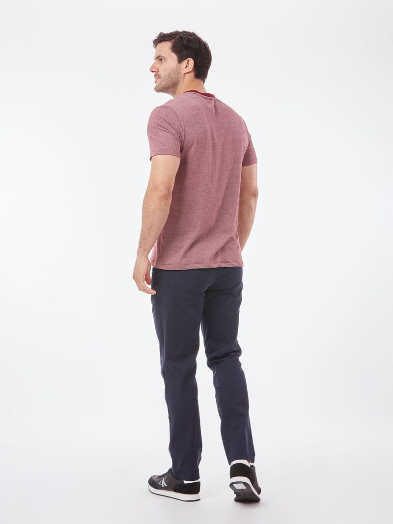 T-shirt-con-detalle-en-contraste