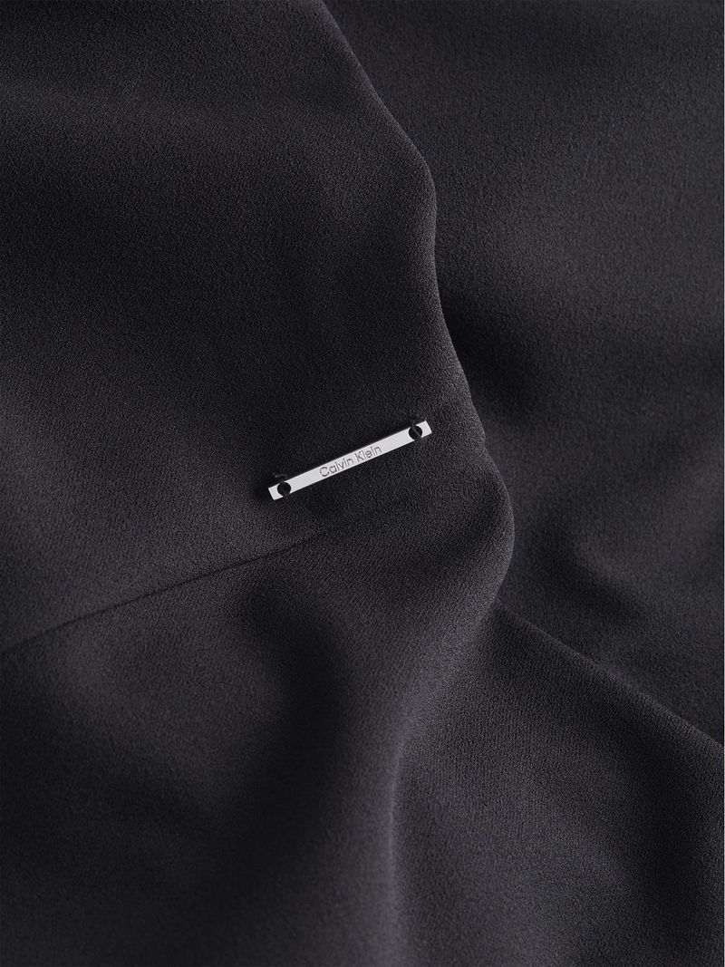 Vestido-con-cuello-asimetrico