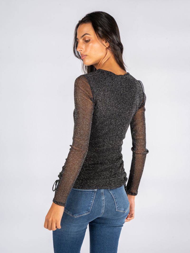 Blusa-fruncida-lateral-metalica-de-manga-larga